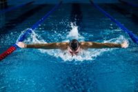 Combiner la natation et la musculation