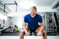 Prendre du muscle après 60 ans, l’entraînement adapté